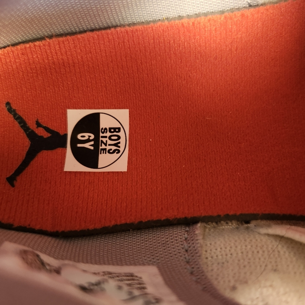 πππNike White Athletic Sneakers with Black, Gray & Red Accentsπππ - Picture 4 of 4